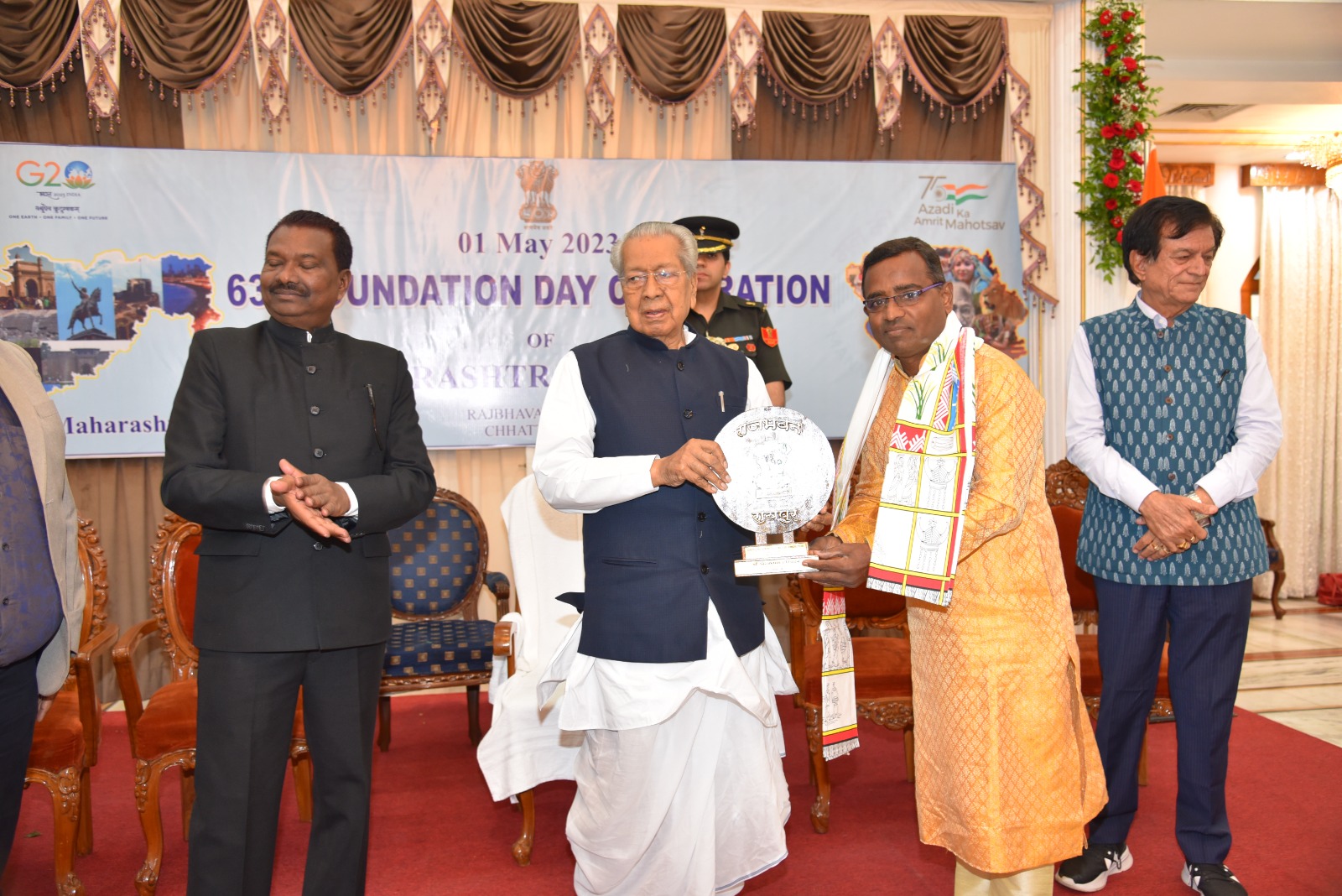 महाराष्ट्र दिवस पर सेवाभावी संस्था महाराष्ट्र मंडळ रायपुर के अध्यक्ष का राज्यपाल ने किया सम्मान
