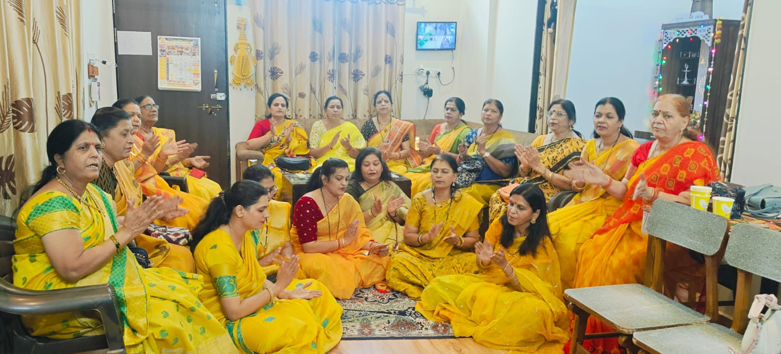 अधिक मास पर रोहिणीपुरम केंद्र की महिलाओं ने चालीसा पाठ कर किया दीपदान