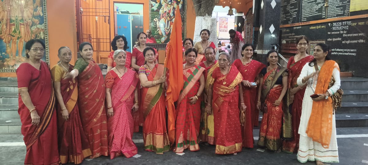 डंगनिया स्थित शीतला माता मंदिर में केंद्र की महिलाओं  ने निकाली दुर्गा दौड़