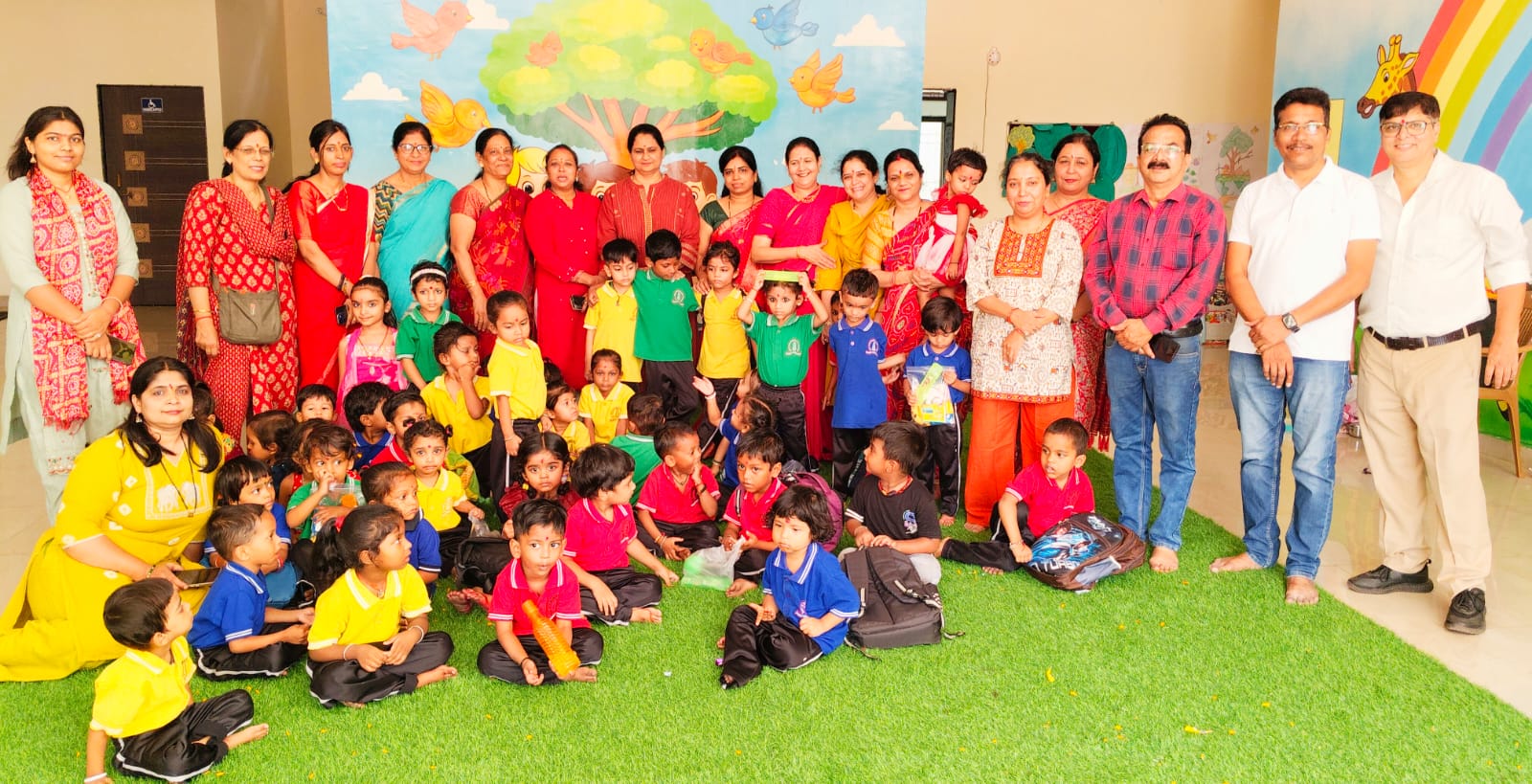 महाराष्‍ट्र मंडल ने महतारी सदन के हाईटेक आंगनबाड़ी में कराया कन्‍याओं को भोज
